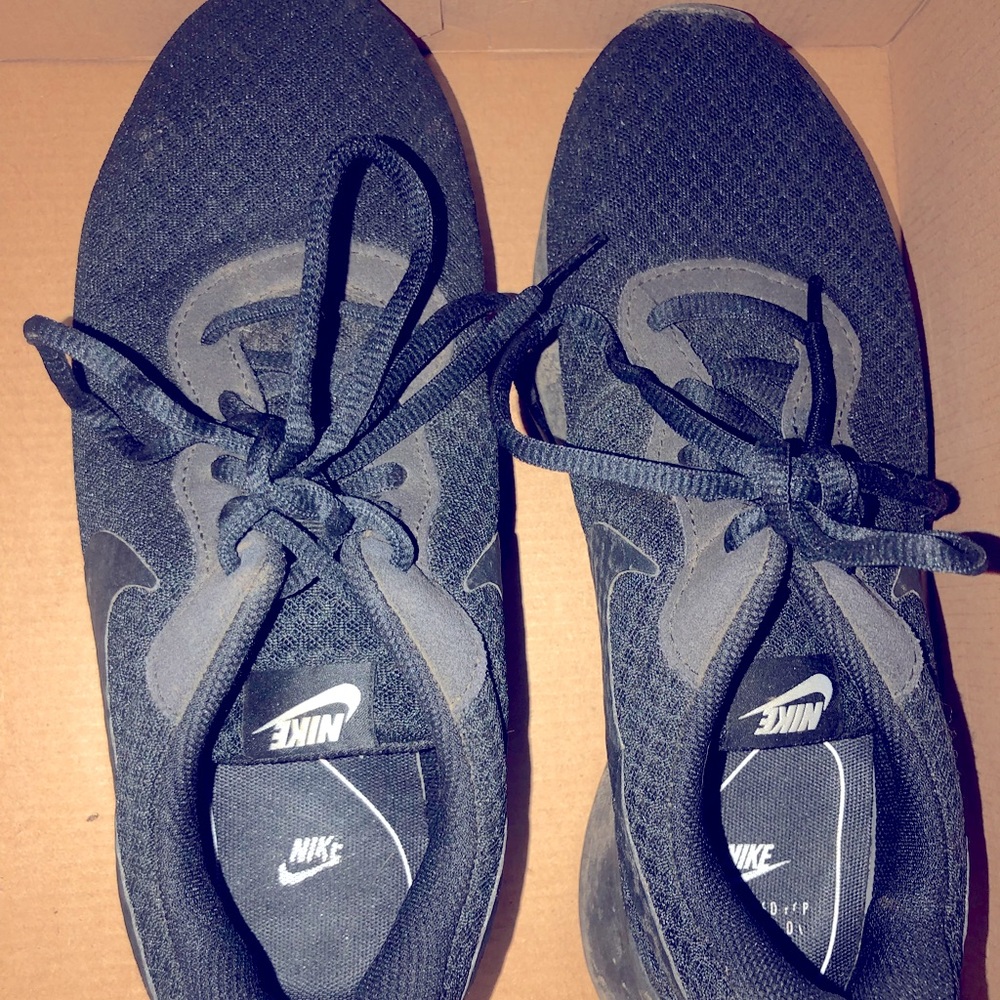 NIKE WOMENS SIZE 9